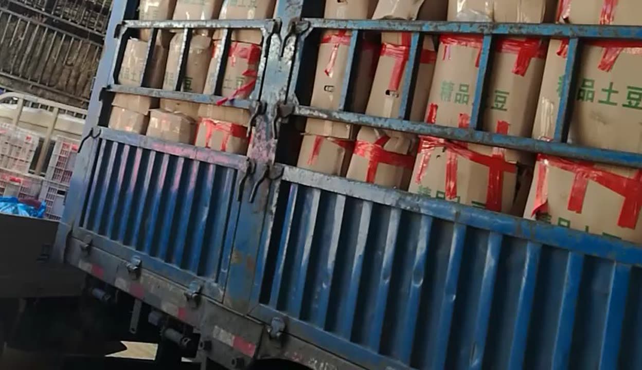 运城市蔬菜果品粮油批发市场 一级直销批发市场一角的果品蔬菜批发盛景